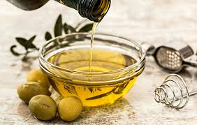 ঘিয়ের বদলে ব্রাশ করুন অলিভ অয়েল (olive oil):

অনেকেই স্বাদের জন্য গরম রুটিতে ঘি মাখিয়ে খান। তার বদলে আনুন অলিভ অয়েল। ের মধ্যে থাকা হেলদি ফ্যাট, অ্যান্টিঅক্সিডেন্ট খেয়াল রাখবে হার্টেরও।